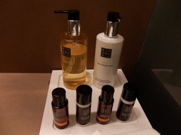 AL MOURJAN BUSINESS LOUNGE: SHOWERS